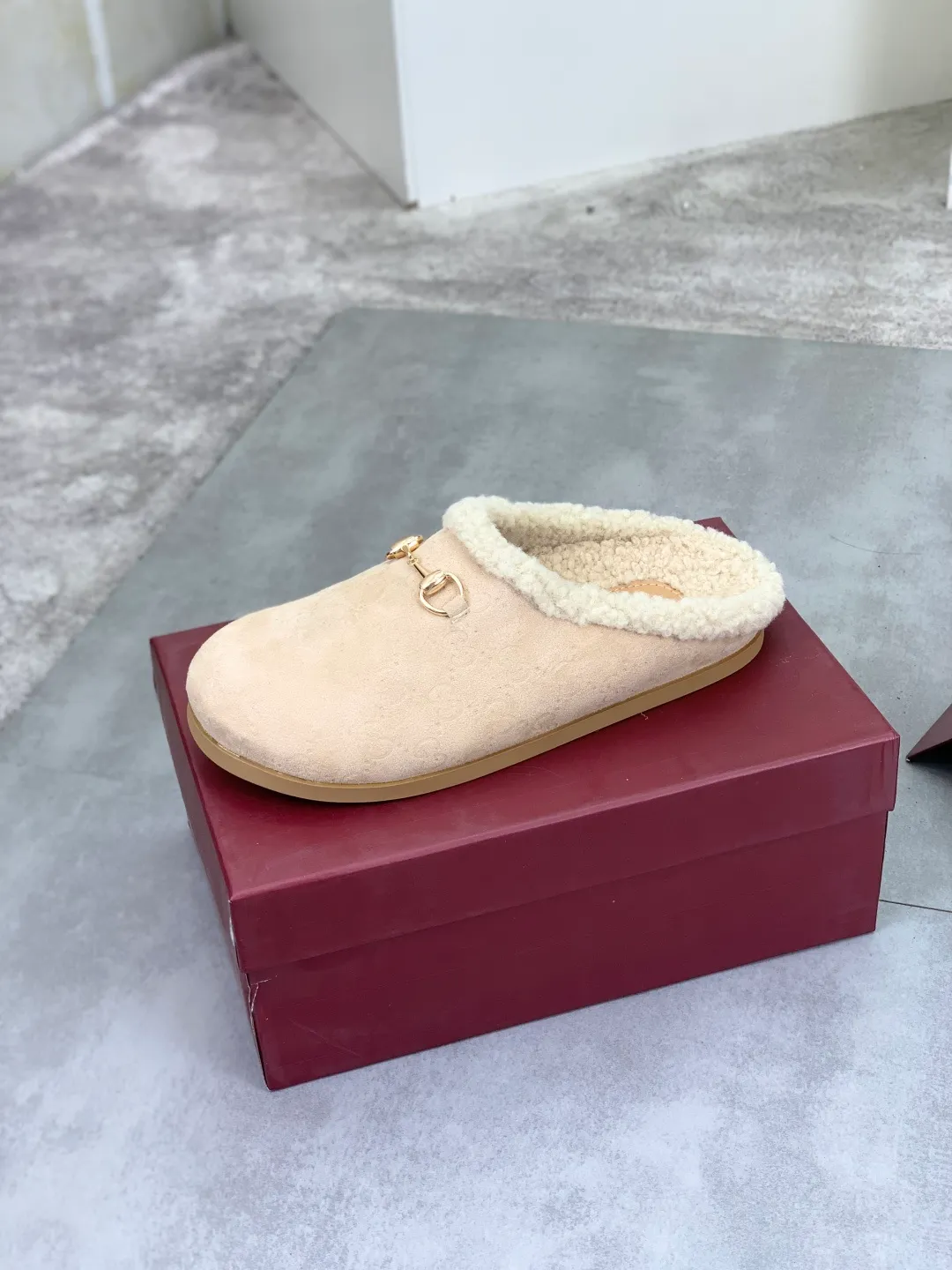 Men's shoes 💰P400 [New style] 💰 Women's half-flop 🆘 "Real wool" [GUCCI] 👉 Popular men's shoes official website synchronization 🔰 Quality [proud] is not comparable to the imitations in the general market 🌀 The upper is imported Italian frosted cowhide, and the lining: foot pad 🅰️ grade 🐑 real wool 👻 Only Grade A can show the effect The hand feels smooth and delicate 🔱The shoe shape is grand, only the factory can achieve it 🎄The perfect toughness of the original outsole 👻⬛️Only allows customers to bid farewell to one-time consumption. Real wool lining, super warm. 2️⃣Colors available Sizes: 35-44